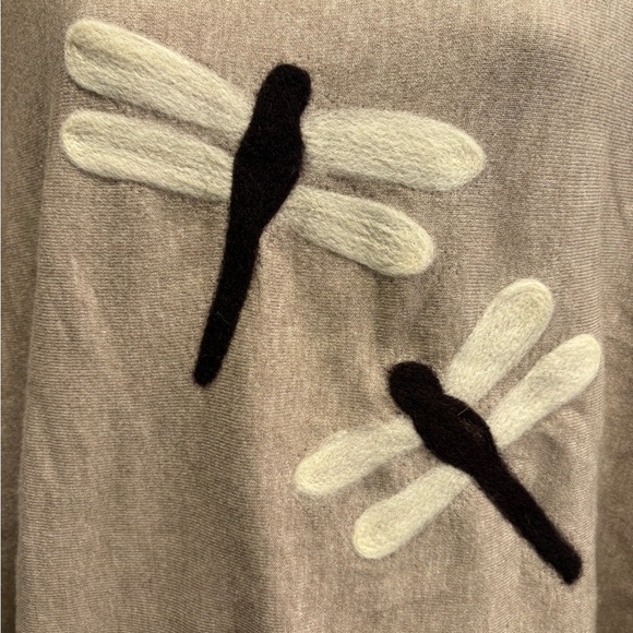 Aaeda Tan Sweater with Dragonfly Design. Sleeveless size XL - Picture 2 of 9